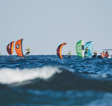 Maé Haas wins the first ever parawing race